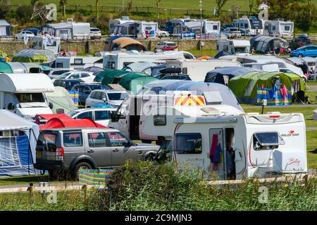 Burton Bradstock, Dorset, Royaume-Uni. 1er août 2020. Météo Royaume-Uni. Le site du camp à Freshwater Holiday Park est occupé avec des vacanciers campant dans des tentes, des caravanes et des camping-cars à Burton Bradstock à Dorset, lors d'une journée de beaux jours. Crédit photo : Graham Hunt/Alamy Live News Banque D'Images