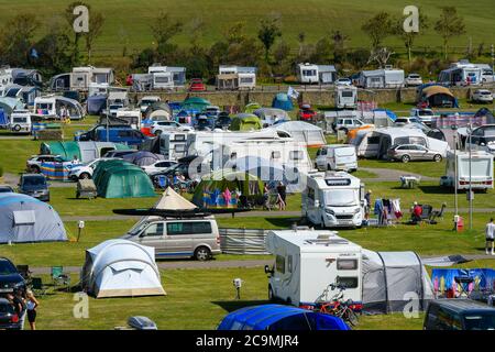 Burton Bradstock, Dorset, Royaume-Uni. 1er août 2020. Météo Royaume-Uni. Le site du camp à Freshwater Holiday Park est occupé avec des vacanciers campant dans des tentes, des caravanes et des camping-cars à Burton Bradstock à Dorset, lors d'une journée de beaux jours. Crédit photo : Graham Hunt/Alamy Live News Banque D'Images