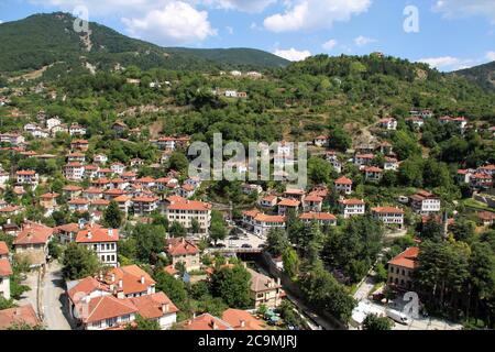 Vue depuis le quartier Goynuk de Bolu. Maisons traditionnelles Bolu. Les maisons sur la pente d'une colline sont habituellement faites de bois. Bolu, Turquie. Banque D'Images