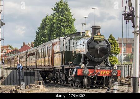 Kidderminster, Royaume-Uni. 1er août 2020. L'une des principales attractions touristiques des Midlands est de retour sur la bonne voie aujourd'hui après des mois de fermeture forcée en raison du blocage du coronavirus. Le premier service de transport de passagers quitte la gare de Severn Valley de Kidderminster et les visiteurs sont heureux que le personnel prenne toutes les précautions possibles pour assurer leur sécurité et la jouissance de ce magnifique chemin de fer patrimonial. Le premier train à vapeur d'époque de la saison quitte la gare avec un coup de sifflet retentissant à bord - quelque chose que les passionnés et les habitants ont vraiment manqué. Crédit : Lee Hudson/Alay Live News Banque D'Images