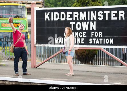 Kidderminster, Royaume-Uni. 1er août 2020. L'une des principales attractions touristiques des Midlands est de retour sur la bonne voie aujourd'hui après des mois de fermeture forcée en raison du blocage du coronavirus. Le premier service de transport de passagers quitte la gare de Severn Valley de Kidderminster et les visiteurs sont heureux que le personnel prenne toutes les précautions possibles pour assurer leur sécurité et la jouissance de ce magnifique chemin de fer patrimonial. Un jeune couple sur la plate-forme de la station prendre un selfie sur leur mobile pour se souvenir de la journée spéciale. Crédit : Lee Hudson/Alay Live News Banque D'Images