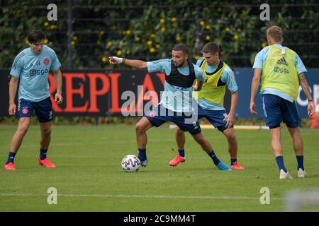 AMSTERDAM, PAYS-BAS - 1ER AOÛT : Jurgen Ekkelenkamp d'Ajax, Zakaria Labyad d'Ajax, Razvan Marin d'Ajax vu pendant la formation d'Ajax le 1er août 2020 à Amsterdam, pays-Bas. Banque D'Images