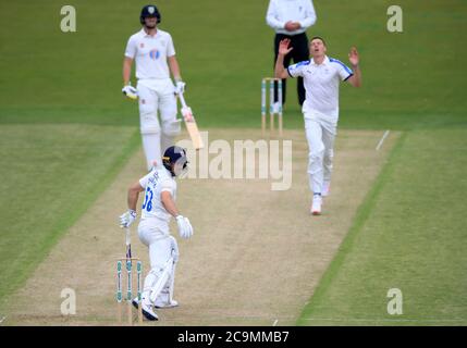 Matthew Fisher, du Yorkshire, réagit après le bowling à Sean Dickson, de Durham, lors du premier jour du match de Bob Willis Trophy à Emirates Riverside, Durham. Banque D'Images