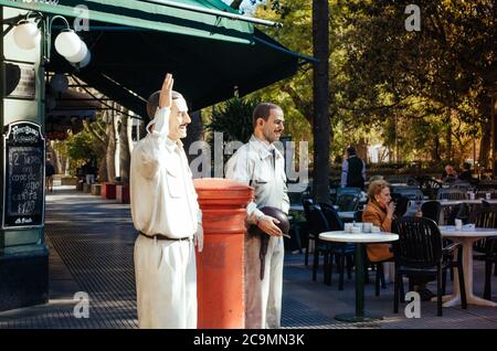 Recoleta, Buenos Aires, Argentine - 4 septembre 2018 : statues d'argentins célèbres posant devant un restaurant. Banque D'Images