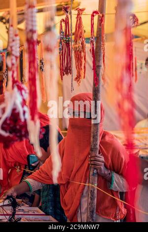 1 août 2020, marché de la ville de madhyapradesh sarni. Le festival célébré en Inde est connu sous le nom de Rakshabanghan, cette fois les masques ont également été utilisés par les s. Banque D'Images