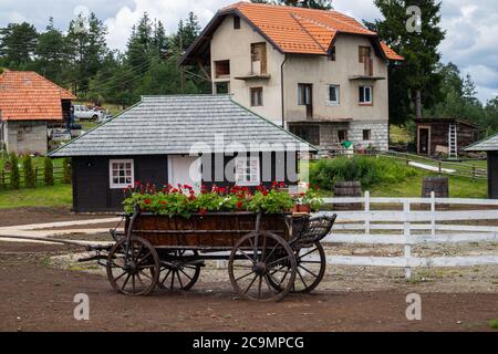 Zlatibor, Vodice, Serbie - juillet 26. 2020 chariot en bois avec fleurs dans la ville d'El Paso dans le style serbe ancien. Parc thématique serbe. Banque D'Images