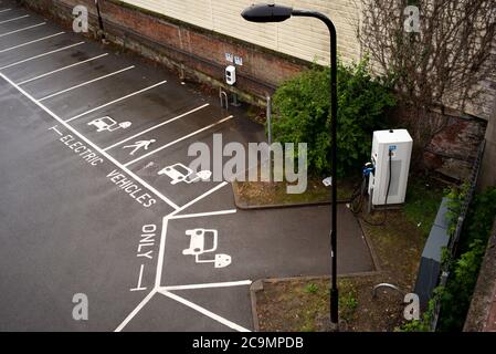 Places de parking vides avec marquages pour la charge des voitures électriques à la gare centrale de Southampton, Royaume-Uni. Banque D'Images