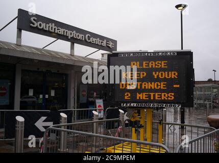 Panneau d'information numérique à la gare de Southampton indiquant les messages de sécurité Covid-19 aux navetteurs à leur entrée dans la gare. Banque D'Images