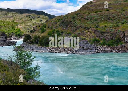 Rapides au confluent de la rivière Baker bleue et de la rivière Neff grise, route panaméricaine entre Cochrane et Puerto Guadal, région d'Aysen, Patagonie, CH Banque D'Images