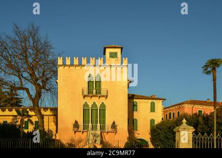 Façade de la Villa Terzi-Cristanini, une résidence noble de style gothique sur le bord du lac de la vieille ville, Bardolino, Lac de Garde, Vérone, Vénétie, Italie Banque D'Images