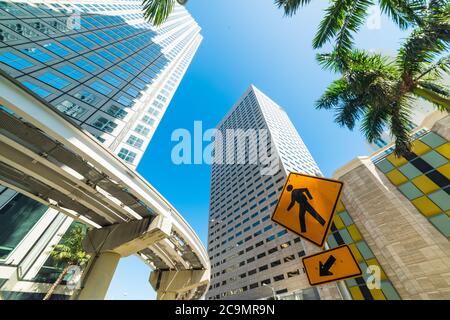 Panneau de passage pour piétons près des gratte-ciel du centre-ville de Miami. Sud de la Floride, États-Unis Banque D'Images