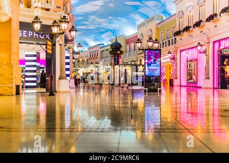 DOHA, QATAR - 26 FÉVRIER 2020 : intérieur du Villaggio Mall, un centre commercial situé dans la zone Aspire à l'extrémité ouest de Doha, Qatar Banque D'Images