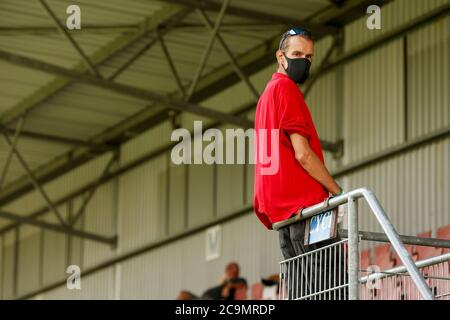 HELMOND, 01-08-2020, Helmond Sport Stadion de Braak SolarUnie Stadion, Helmond Sport - Egalite Academy. Steward avec masque avant le jeu Helmond Sport - Egalite Academy. Banque D'Images