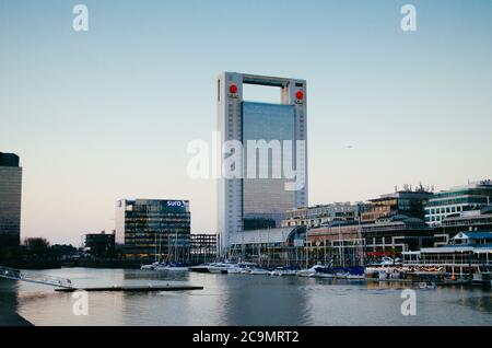 Quartier d'affaires de Puerto Madero avec vue sur Río de la Plata et près de l'emblématique Puente de la mujer. Banque D'Images