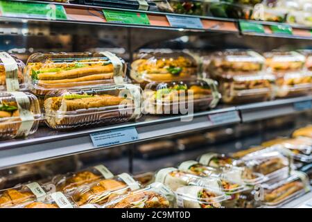 DOHA, QATAR - 28 FÉVRIER 2020 : aliments préemballés exposés dans un réfrigérateur commercial Banque D'Images