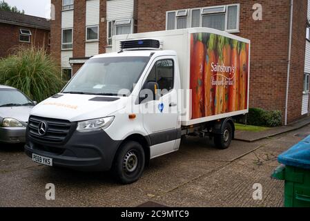 Le camion de livraison Sainsburys est garé à la livraison avec le logo NHS sur sa porte pour soutenir la pandémie Covid-19. Banque D'Images