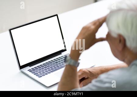 A souligné que le Senior avait des erreurs sur son ordinateur portable cassé Banque D'Images