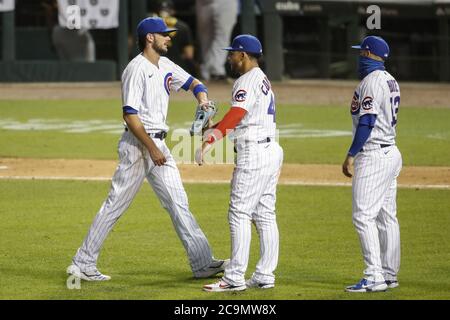 Chicago, États-Unis. 1er août 2020. Chicago Cubs troisième baseman Kris Bryant (17) fête avec le attrape Willson Contreras (40) après avoir battu les pirates de Pittsburgh à Wrigley Field le vendredi 31 juillet 2020 à Chicago. Photo par Kamil Krzaczynski/UPI crédit: UPI/Alay Live News Banque D'Images
