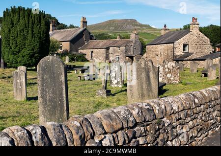 Pic de PEN-y-gand vu de l'église paroissiale de St Oswald dans le village de Horton-in-Ribblesdale, parc national des Yorkshire Dales. Banque D'Images