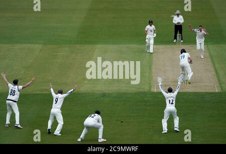 Matthew Fisher du Yorkshire (à droite) réagit après avoir pris le cricket d'Alex Lees de Durham pendant le premier jour du match de trophée Bob Willis à Emirates Riverside, Durham. Banque D'Images