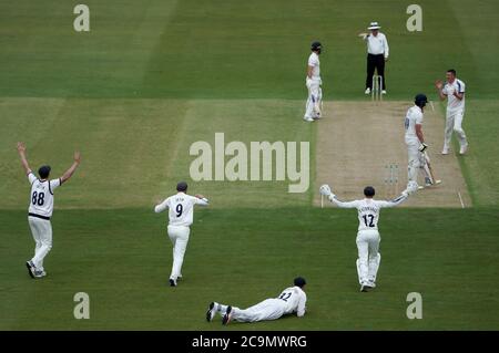 Matthew Fisher du Yorkshire (à droite) réagit après avoir pris le cricket d'Alex Lees de Durham pendant le premier jour du match de trophée Bob Willis à Emirates Riverside, Durham. Banque D'Images