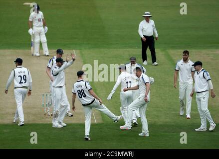 Matthew Fisher, du Yorkshire (au centre à droite), célèbre Harry Brook, coéquipier après avoir pris le cricket d'Alex Lees de Durham (non représenté) pendant la première journée du match de trophée Bob Willis à Emirates Riverside, Durham. Banque D'Images