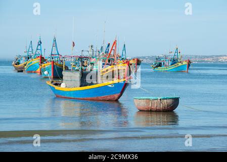 MUI ne, VIETNAM - 25 DÉCEMBRE 2015 : goélette de pêche dans le port du village de Mui ne Banque D'Images