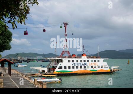 NHA TRANG, VIETNAM - 01 JANVIER 2016 : ferry de mer et téléphérique pour le parc d'attractions 'Vinnacre' Banque D'Images