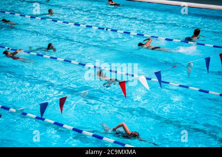 Les nageurs apprécient le temps chaud au Charlton Lido, dans le sud de Londres. Banque D'Images