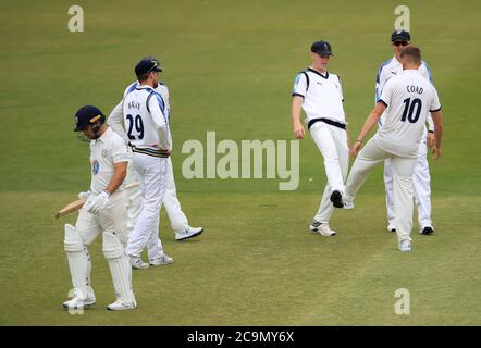 Ben Coad du Yorkshire (à droite) célèbre le cricket de Sean Dickson de Durham (à gauche) lors du premier jour du match de trophée Bob Willis à Emirates Riverside, Durham. Banque D'Images