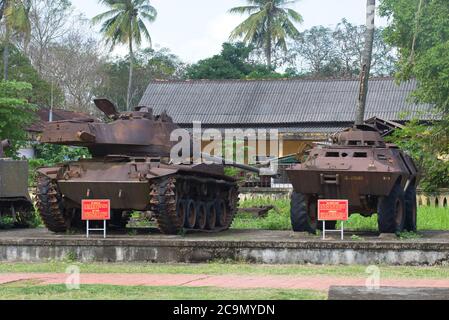 HUE, VIETNAM - 08 JANVIER 2016 : le char M-41 américain et le porte-personnel blindé dans le musée de la ville Banque D'Images