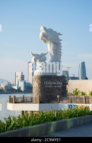 DA NANG, VIETNAM - 06 JANVIER 2016 : dragon de rivière au-dessus de la rivière Han, le matin ensoleillé Banque D'Images