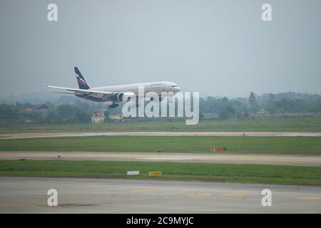 HANOÏ, VIETNAM - 12 JANVIER 2016 : le Boeing 777-3M0 (VP-BGC) de la compagnie aérienne Aeroflot débarque à l'aéroport de Noi Bai dans la matinée sombre Banque D'Images