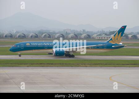 HANOÏ, VIETNAM - 12 JANVIER 2016 : Boeing 787-9 Dreamliner (VN-A864) de Vietnam Airlines sur le taxi de l'aéroport de Noi Bai le matin. Banque D'Images