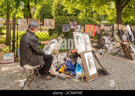 Saint-Pétersbourg, Russie - 15 juin 2015 : artiste de rue qui conçoit et vend des portraits de personnes sur Nevsky prospekt à Saint-Pétersbourg, Russie Banque D'Images