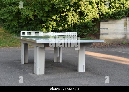 Table de ping-pong en matière synthétique dans le terrain de jeu de l'école abandonnée en raison du virus corona et Covid-19. Banque D'Images