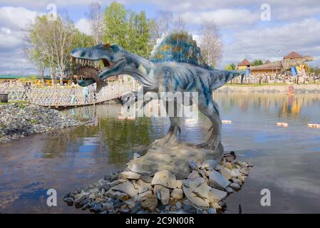 KIROV, RUSSIE - 30 AOÛT 2017 : sculpture d'un spinosaur (lézard épineux) en gros plan. Parc paléontologique pour enfants 'Yurkin Park' Banque D'Images