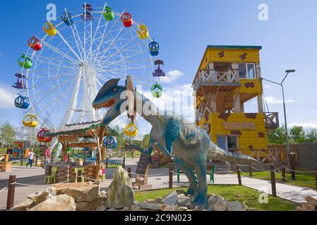 KIROV, RUSSIE - 30 AOÛT 2017 : sculpture de Dilosaurus dans le parc pour enfants 'Yurkin Park' Banque D'Images