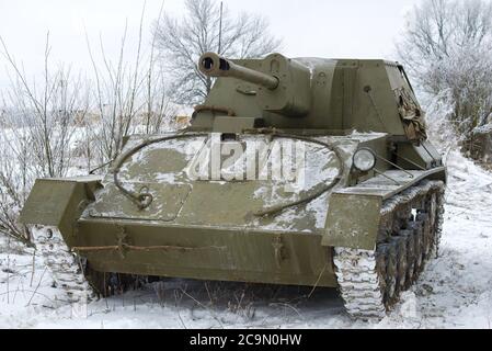 SAINT-PÉTERSBOURG, RUSSIE - 14 JANVIER 2018 : unité d'artillerie automotrice SU-76 de la période de la Seconde Guerre mondiale en gros plan sur une da d'hiver trouble Banque D'Images