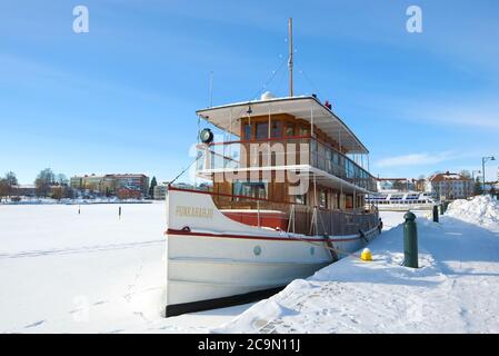 SAVONLINNA, FINLANDE - 03 MARS 2018: 'Punkaharju' - l'ancien navire à vapeur passe l'hiver sur le remblai de la ville Banque D'Images