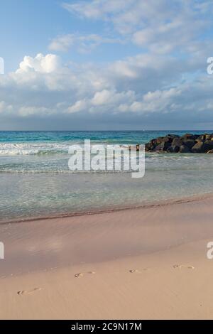 Vue sur la mer sur une plage de la Barbade, avec des empreintes de pas dans le sable Banque D'Images