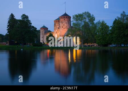 L'ancienne forteresse Olavinlinna en juillet crépuscule. Savonlinna, Finlande Banque D'Images