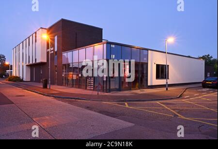 Tout le monde est actif. Le centre de natation et de conditionnement physique Wickford dans Market Avenue (hors Market Road), Wickford, Essex. Banque D'Images