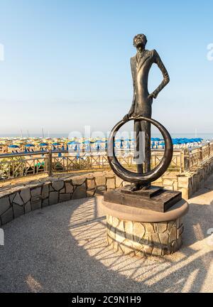 Marina di Pietrasanta, Toscane, Italie - 5 juillet 2019 : Sculpture en bronze sur le quai de la plage Marina di Pietrasanta à Versilia, Toscane, Italie Banque D'Images