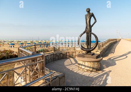 Marina di Pietrasanta, Toscane, Italie - 5 juillet 2019 : Sculpture en bronze sur le quai de la plage Marina di Pietrasanta à Versilia, Toscane, Italie Banque D'Images