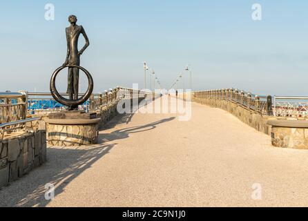 Marina di Pietrasanta, Toscane, Italie - 5 juillet 2019: Vue sur l'embarcadère de la plage Marina di Pietrasanta avec sculpture en bronze à Versilia, Toscane, Ital Banque D'Images