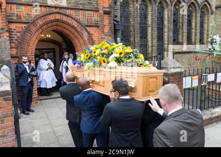 Cercueil étant transporté dans une église à un enterrement socialement distancé Banque D'Images