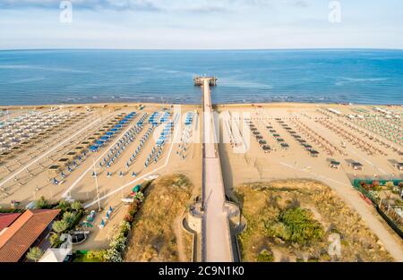 Vue aérienne de la plage Marina di Pietrasanta en début de matinée à Versilia, Toscane, Italie Banque D'Images