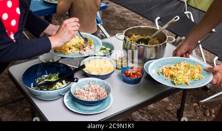 repas de camping avec laitue et pâtes avec olives tomates et autres Banque D'Images