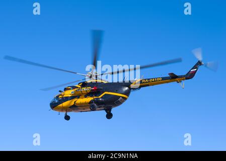 ST. PETERSBOURG, RUSSIE - 07 AVRIL 2018 : l'hélicoptère mi-8TV (RA-24100) de la compagnie aérienne Alliance Avia AON volant dans le ciel bleu Banque D'Images